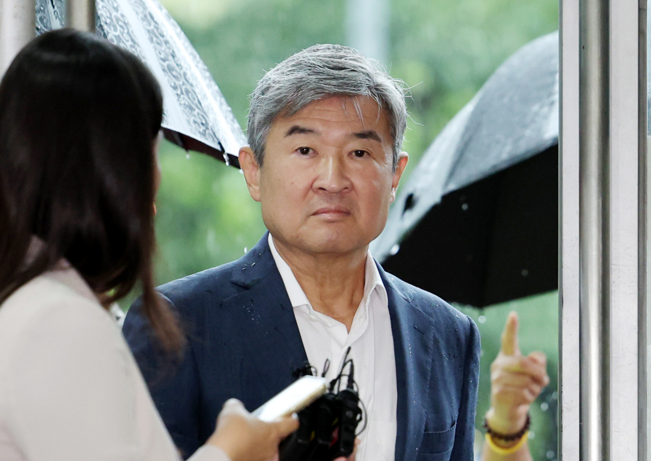 Former National Security Adviser Cho Tae-yong arrives at the special counsel’s office in Seocho District, Seoul, to be questioned as a suspect over the death of a Marine on Wednesday. (Newsis)