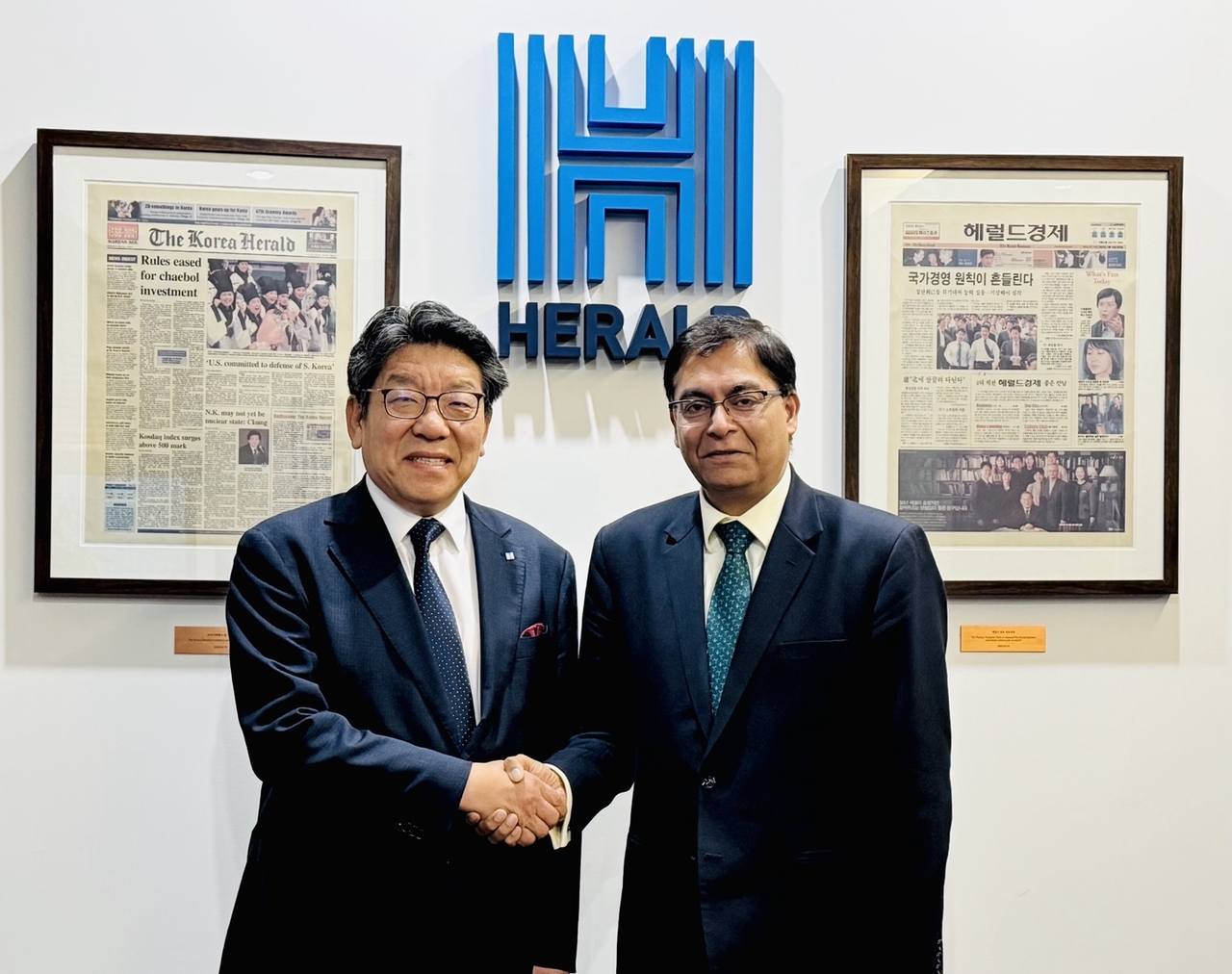 Indian Ambassador to Korea Amit Kumar (right) and Herald Media Group CEO Choi Jin-young exchange greetings during a courtesy visit to Herald Corp. headquarters in central Seoul on Friday. (Sanjay Kumar/The Korea Herald)