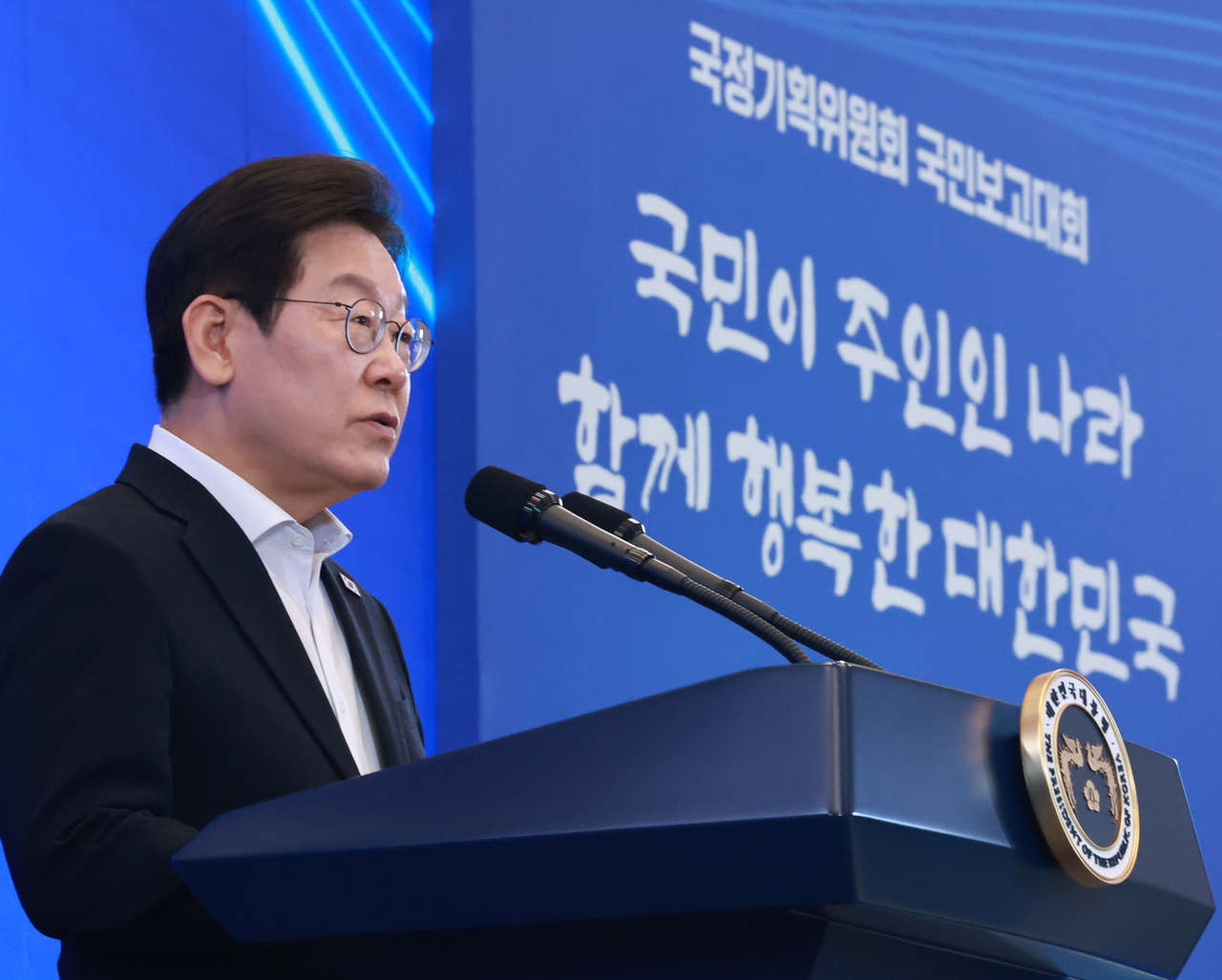 President Lee Jae Myung speaks at the State Affairs Planning Committee’s policy briefing held at Cheong Wa Dae on Wednesday. (Yonhap)
