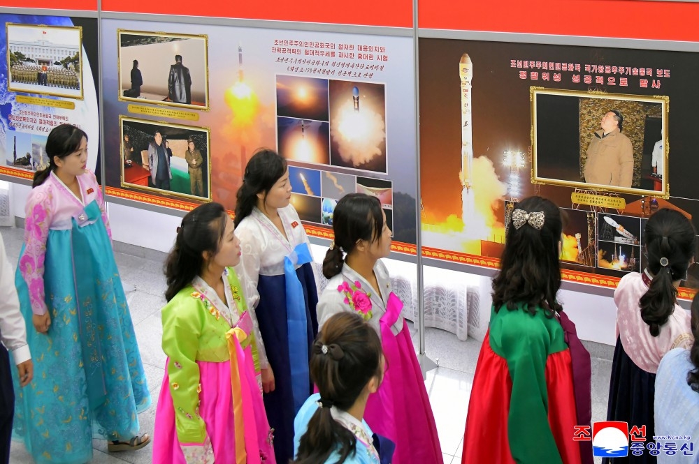 Visitors browse photos during an exhibition marking the 80th anniversary of the Korean Peninsula's liberation from Japan's 1910-45 colonial rule on Aug. 5, 2025. (Yonhap)