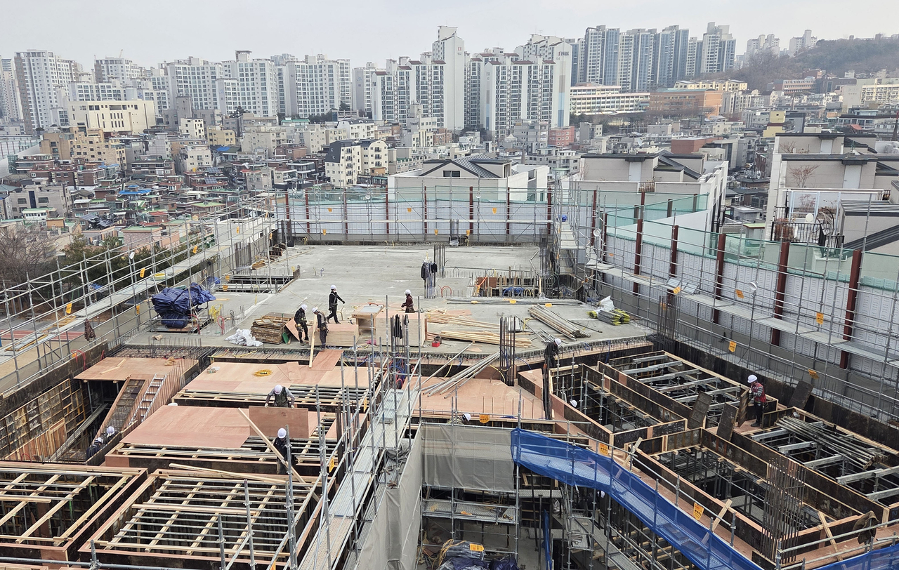 서울의 한 건설 현장에서 작업자들이 자재를 옮기고 있다. [연합]