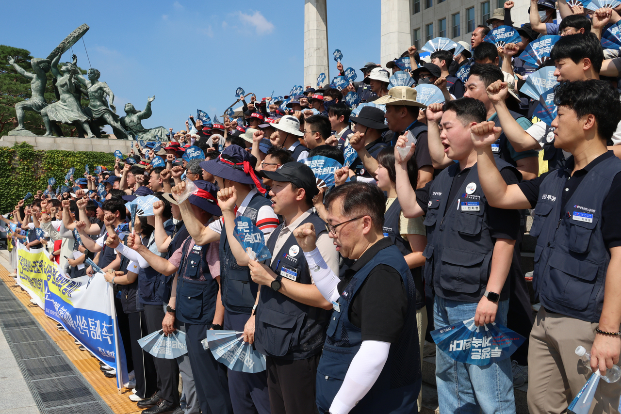 민주노총과 한국노총 조합원, 진보당, 사회민주당 등 정당 당원들이 28일 서울 여의도 국회 본청 앞에서 ‘노조법 2·3조 개정안 후퇴 저지 및 신속 통과 촉구’ 기자회견을 하고 있다. [연합]