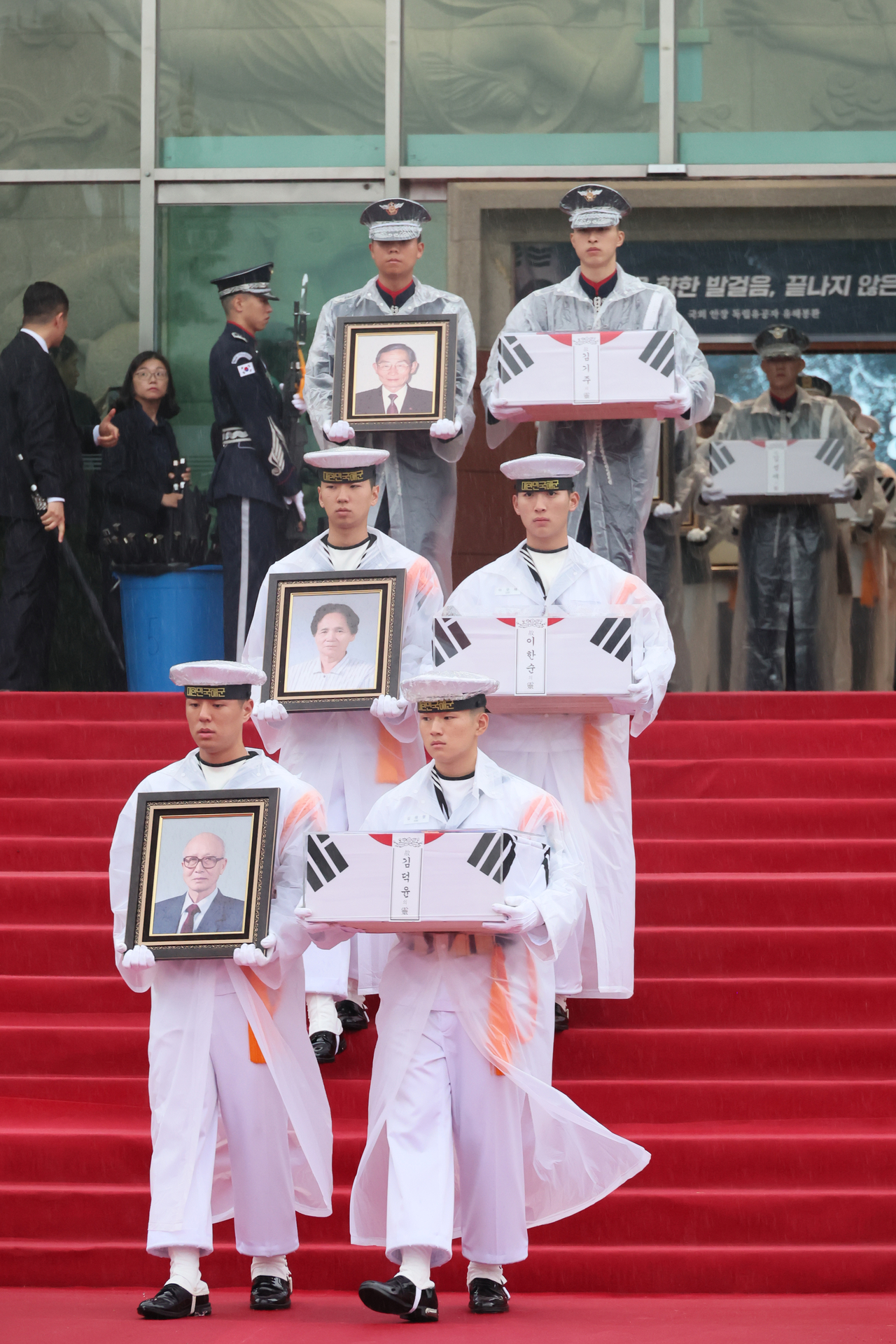 South Korean military servicemen carry the remains of Korean independence fighters in a repatriation ceremony held in Seoul on Wednesday. (Yonhap)