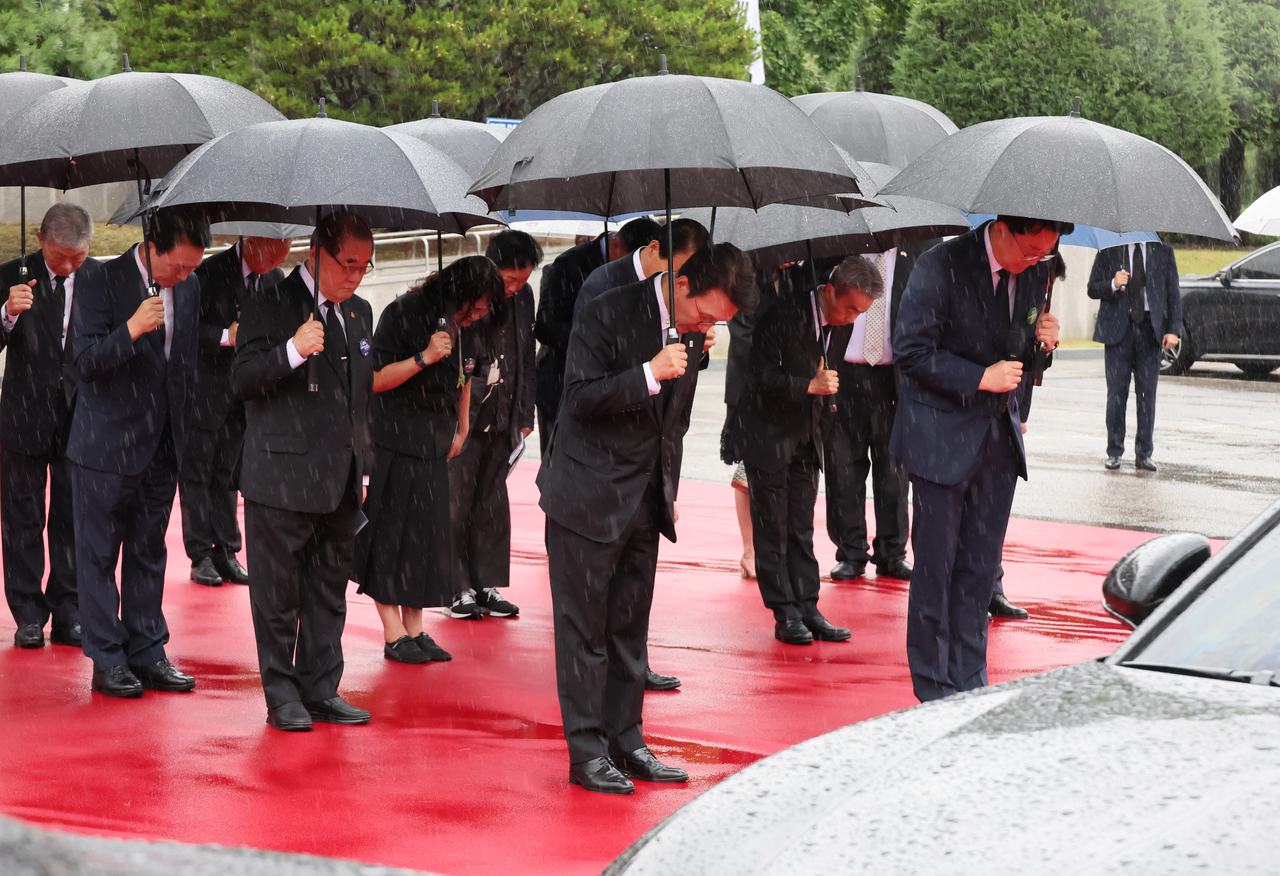 Prime Minister Kim Min-seok and other officials and participants pay their respects to the six Korean independence fighters whose remains were repatriated from overseas. (Yonhap)