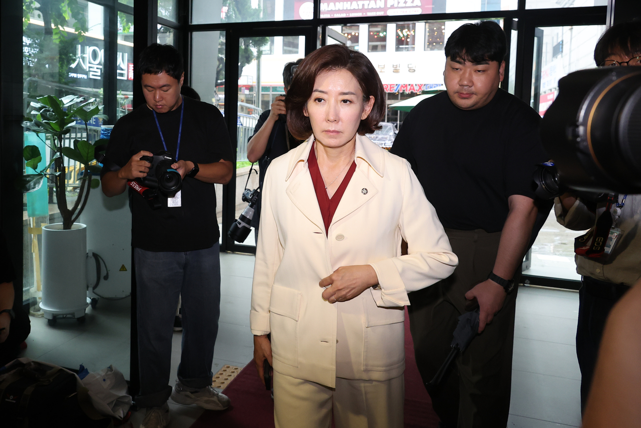 나경원 국민의힘 의원이 13일 김건희 특검이 압수수색 중인 여의도 국민의힘 당사로 들어가고 있다. [연합]