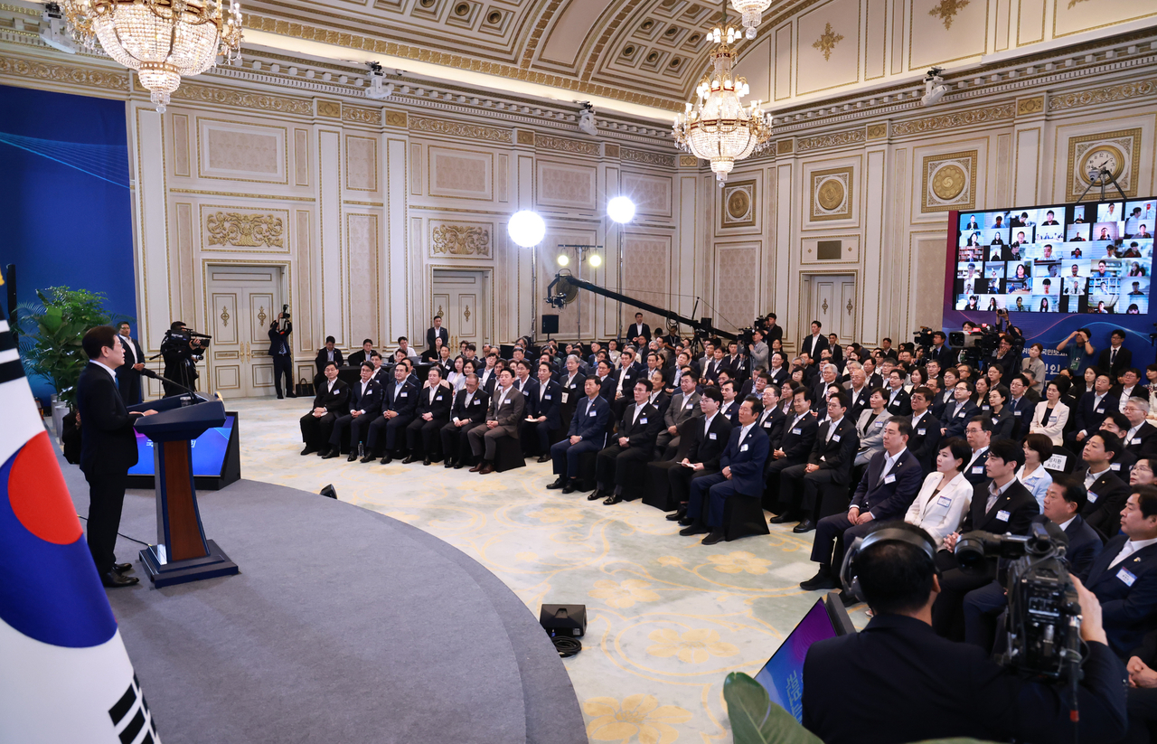 President Lee Jae Myung speaks at a briefing Wednesday at Cheong Wa Dae, the former presidential residence, to announce the administration's policy blueprint outlined by the State Affairs Planning Committee. (Yonhap)