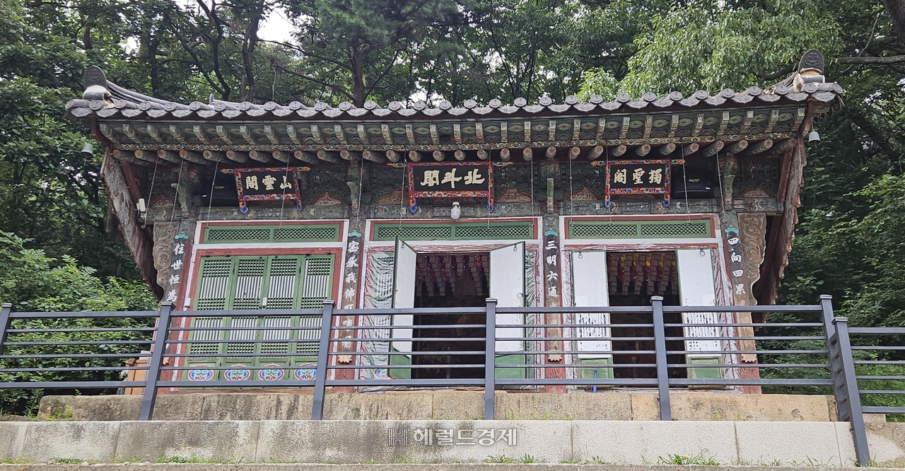 (왼쪽부터) 산령각, 북두각, 독성각 현판이 붙은 삼성각