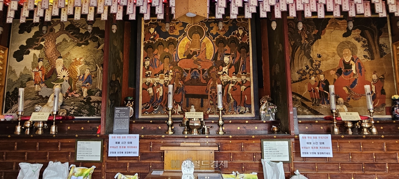 삼성각의 (왼쪽부터) 산신도, 칠성도, 독성도