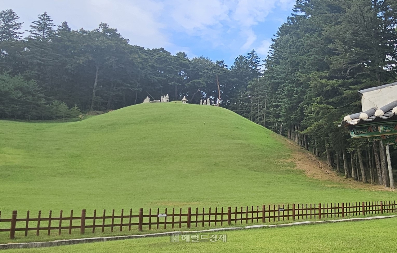 오른쪽에 자리하고 있는 정희왕후의 능
