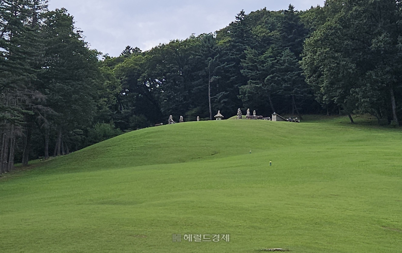 왼쪽에 자리하고 있는 토토사이트 샌즈의 능
