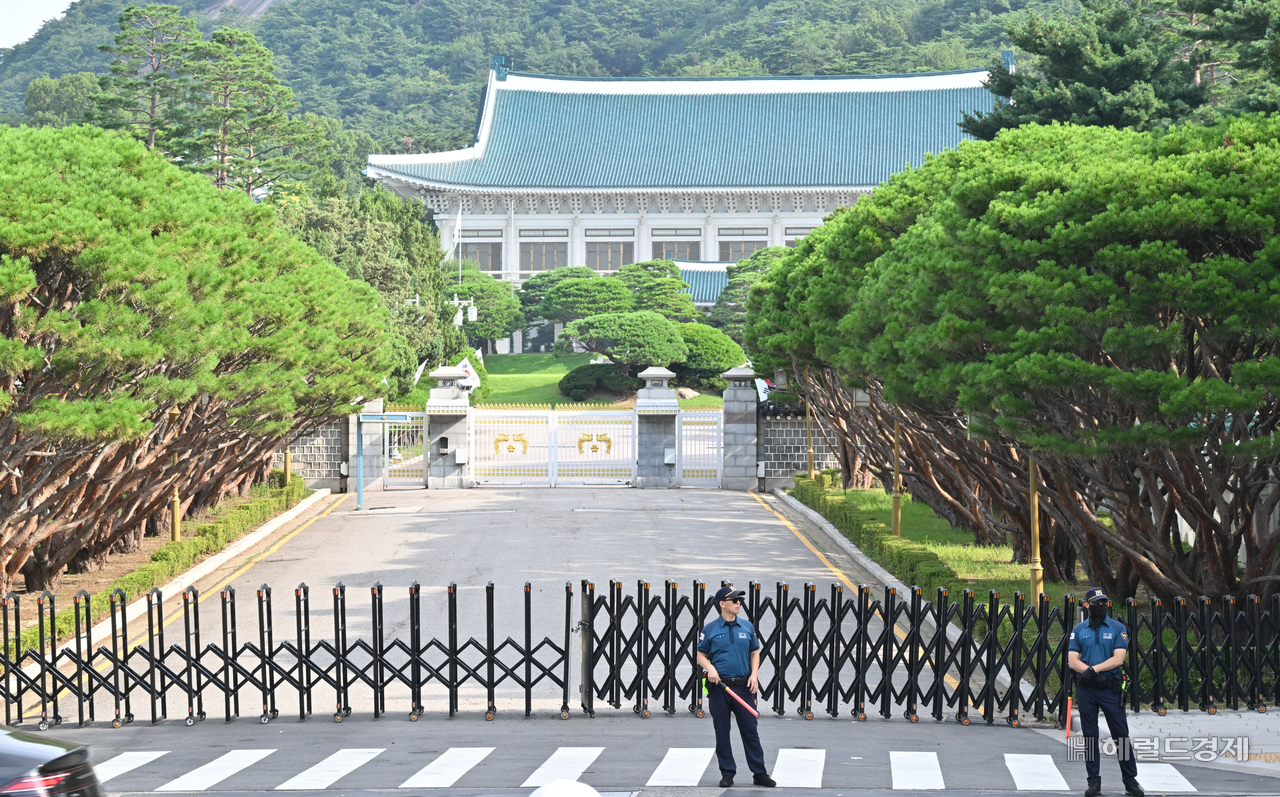 대통령 집무실 토토사이트 바코드 이전을 앞두고 1일부로 토토사이트 바코드 일반 관람이 전면 중단됐다. 지난 2022년 5월 10일 윤석열 정부에서 민간에 개방한 이후 약 3년 2개월 만이다. 정부는 시설 개·보수와 보안 점검 등을 거친 뒤 올해 안에 대통령 집무실을 용산에서 토토사이트 바코드로 다시 이전할 계획이다. 1일 오전 서울 종로구 토토사이트 바코드 본관 입구에서 경찰들이 경계근무를 서고 있다. 임세준 기자