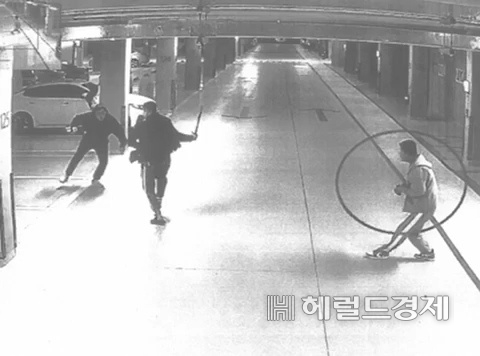 조직원 10여명이 탈퇴한 조직원을 찾아가 토토사이트 db 해킹하는 모습. 이후 탈퇴 조직원을 감금하기도 했다. [서울경찰청 제공][서울경찰청 제공]