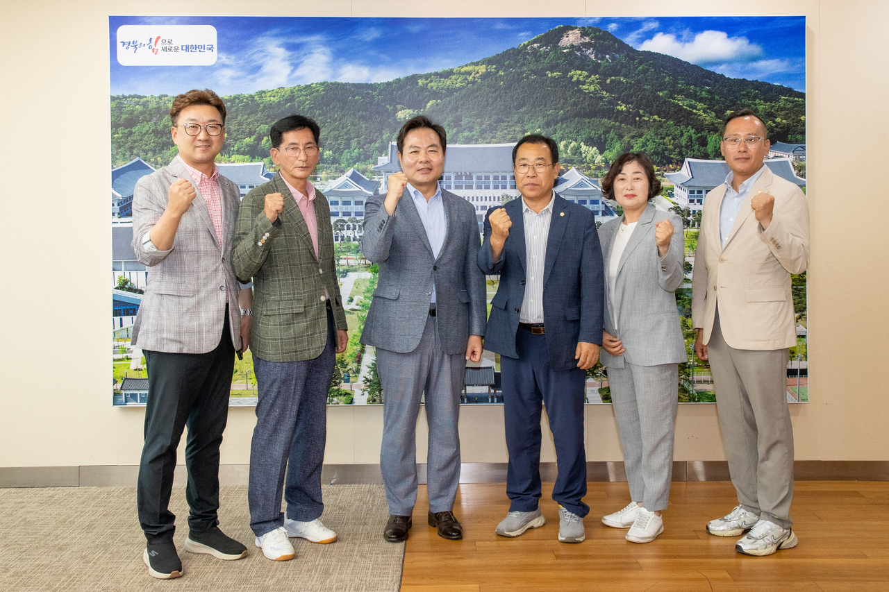 울릉군 의회가 경북도청을 방문해 김학홍 행정부지사에게 여객선 문제 등을 설명한 후  단체 가념사진을 찍고 있다[울릉군 의회제공]