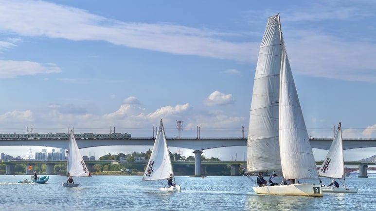 This photo shows keelboats sailing on the Han River. (Seoul Water Leisure Sports Center)