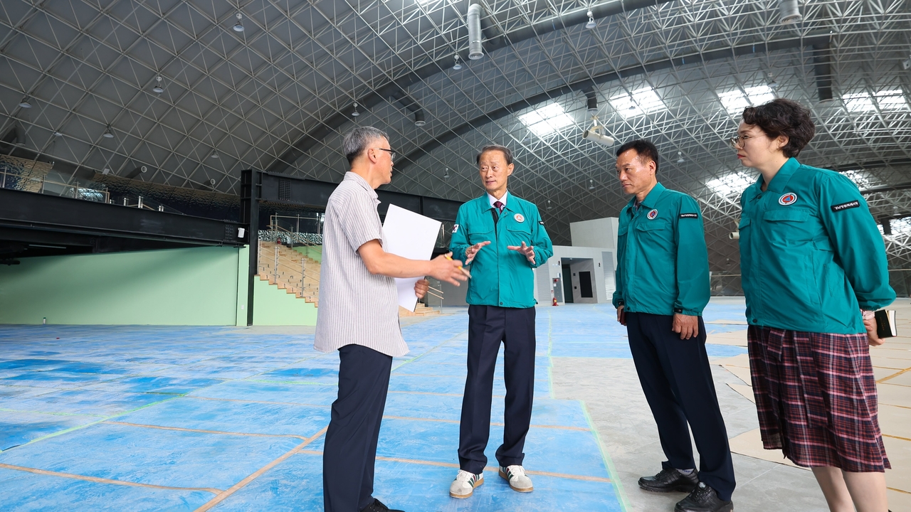 Changwon City Council Chair Son Tae-hwa (second from left) inspects construction progress on the Mom’s Free Zone facility at Daesang Park on July 21. (Changwon City)