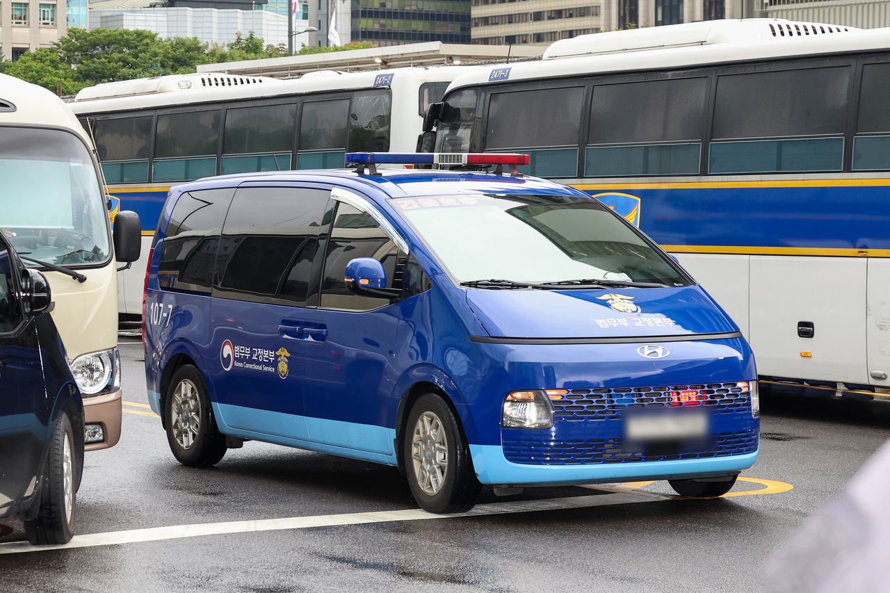 A convoy vehicle, likely carrying jailed former first lady Kim Keon Hee, arrives at the KT West building in Jongno-gu, central Seoul, for questioning at 10 a.m. at the special counsel's office on her alleged involvement in election interference, Thursday. (Yonhap)