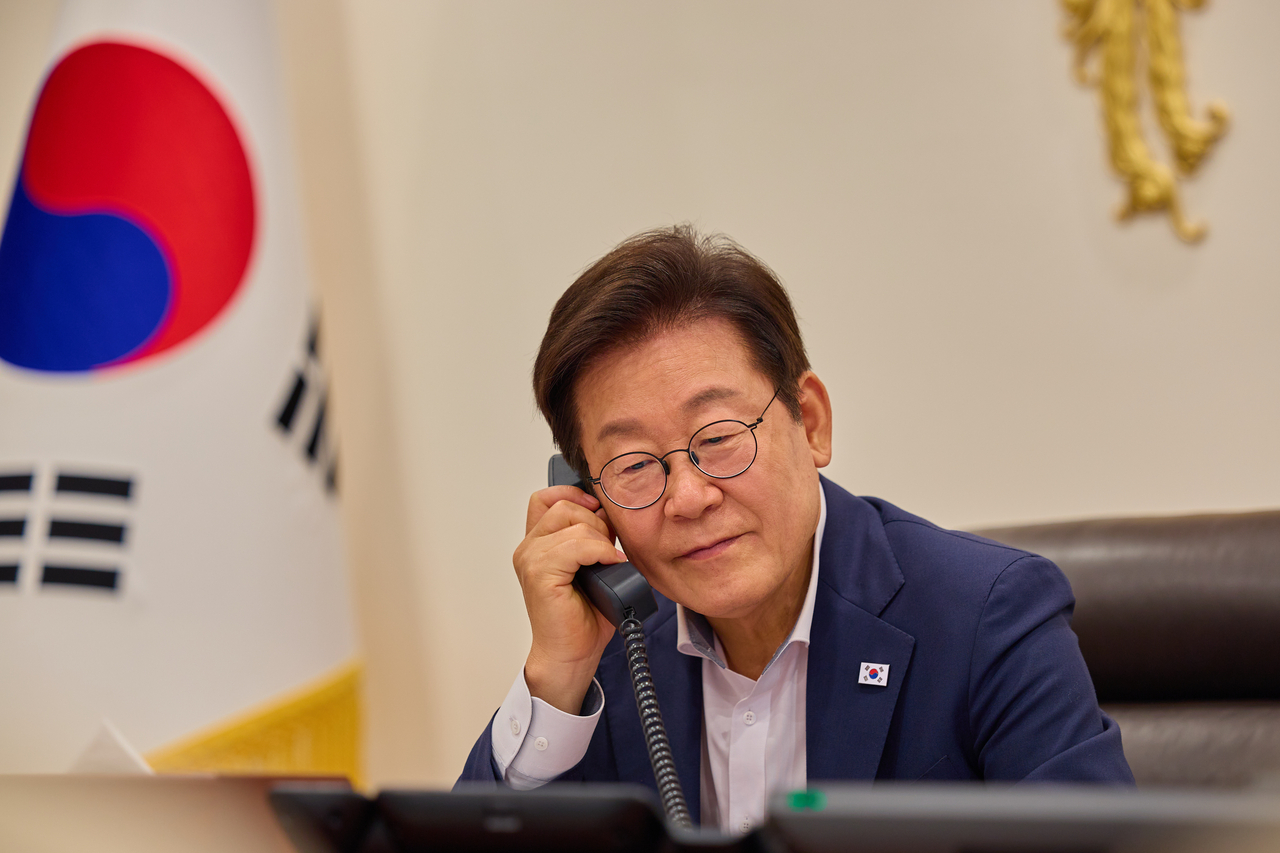 President Lee Jae Myung speaks by phone with Philippine President Ferdinand Marcos Jr. at his office in Seoul on Thursday in this photo provided by the presidential office. (Yonhap)