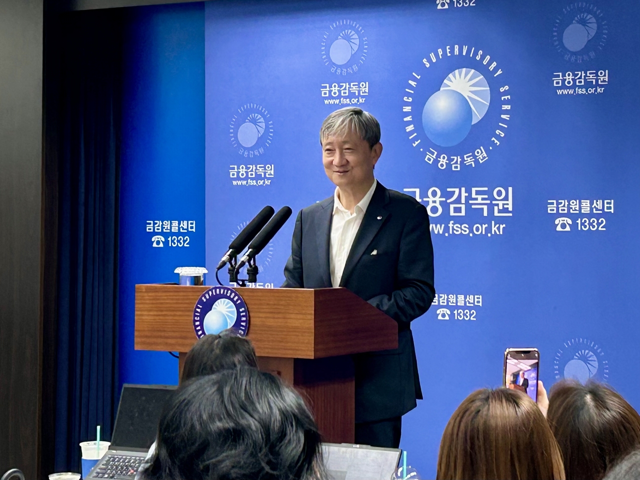 이찬진 신임 금융감독원장이 14일 오후 서울 여의도 금융감독원 본원 기자실에서 기자들과 만나 인사를 나누고 있다. [김은희 기자]
