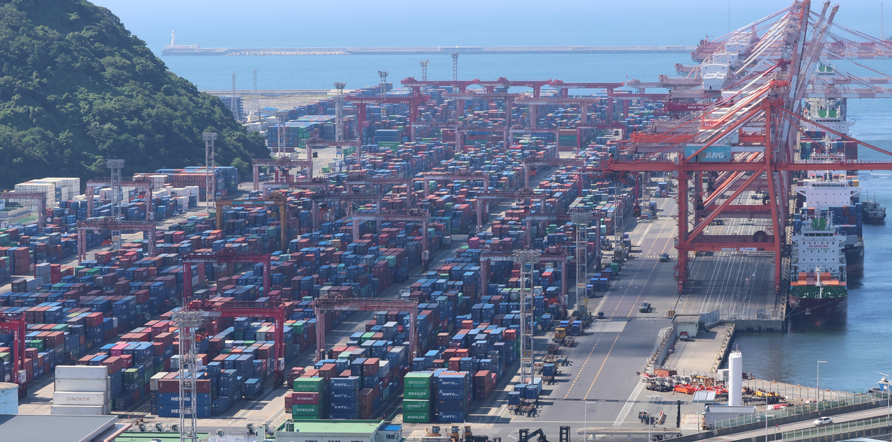 Containers are waiting to be shipped at a port in the southeastern city of Busan on July 31. (Yonhap)