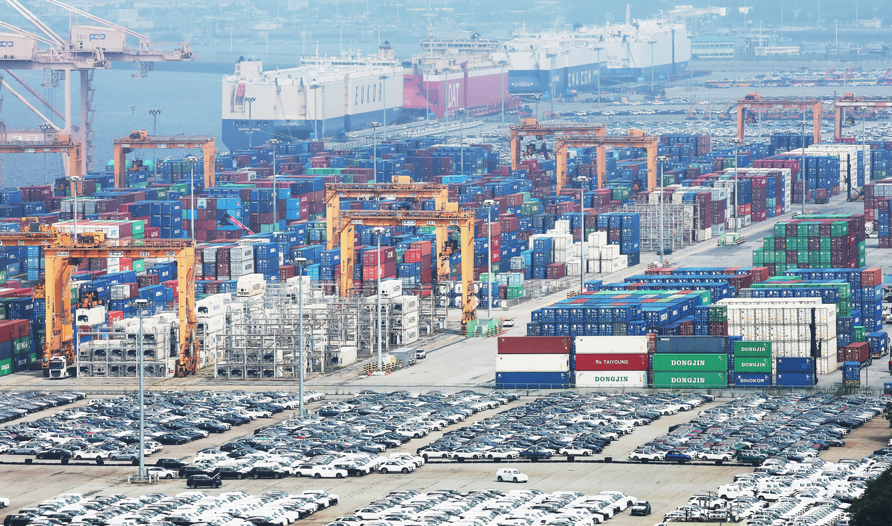 Containers are stacked for shipment at Pyeongtaek Port in Gyeonggi Province on Aug. 7. (Yonhap)