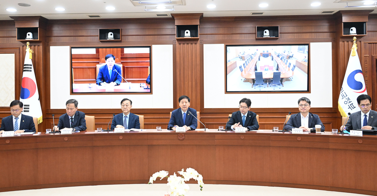 구윤철(가운데) 부총리 겸 기획재정부 장관이 14일 정부서울청사에서 경제관계장관회의를 주재하고 있다. [기획재정부 제공]
