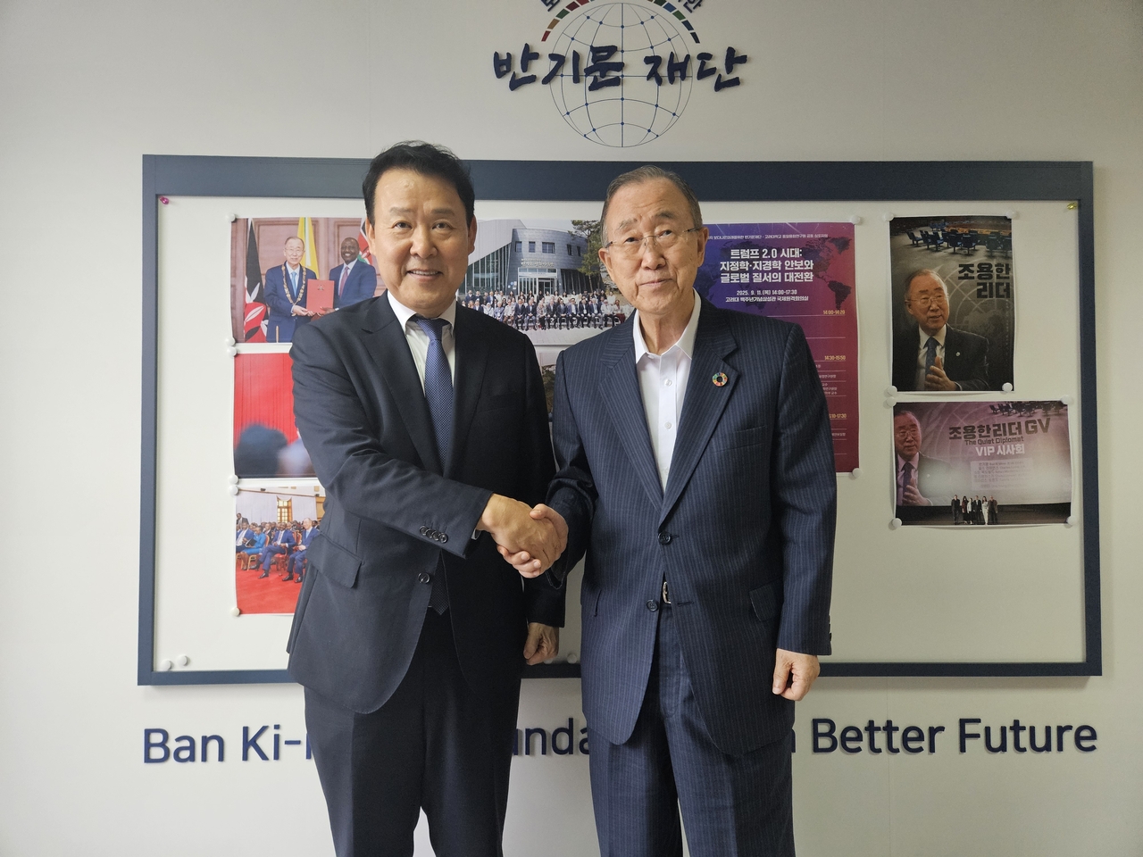 Jun Sang-soo (left), a candidate for the new secretary-general of the Inter-Parliamentary Union, shakes hands with former UN Secretary-General Ban Ki-moon at the Ban Ki-moon Foundation for a Better Future in Seoul on Thursday in this photo provided by Jun. (Yonhap)