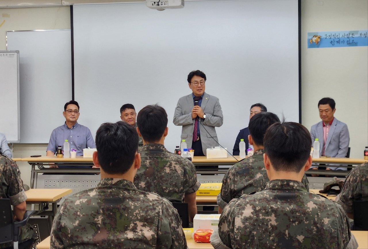 류완하 동국대 WISE캠퍼스 총장이 학군단 후보생들을 격려하고 있다.[동국대 WISE캠퍼스 제공]