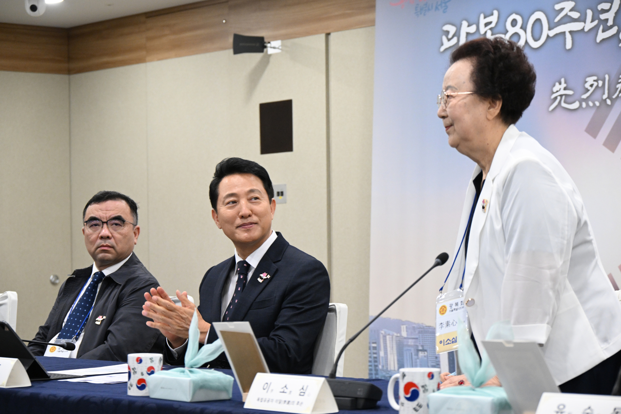 오세훈 서울시장이 14일 쪽티비 스포츠토토운동가 후손 초청 간담회에서 이소심 여사(오른쪽)의 소감을 청취하고 있다. [서울시 제공]