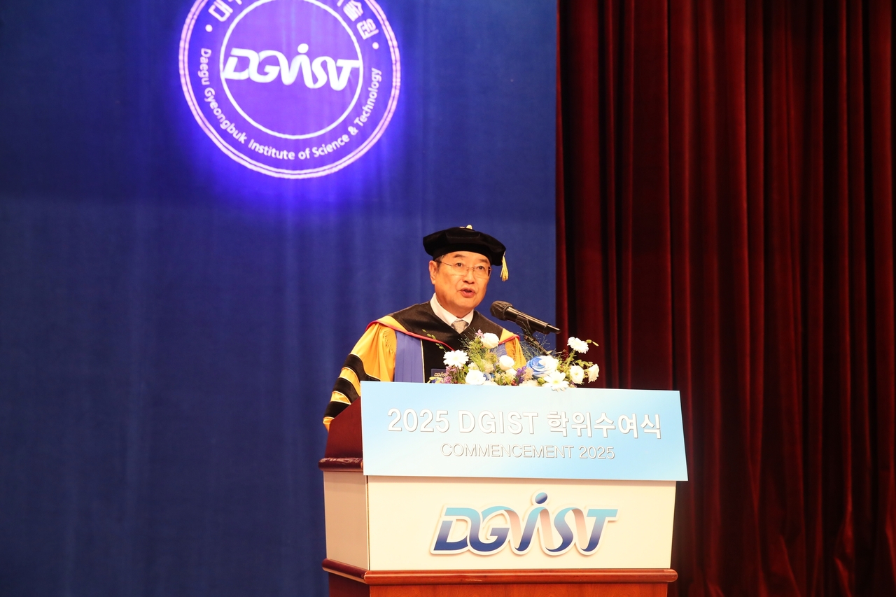 이건우 DGIST 총장이 졸업생들에게 축사를 전하고 있다.[DGIST 제공]