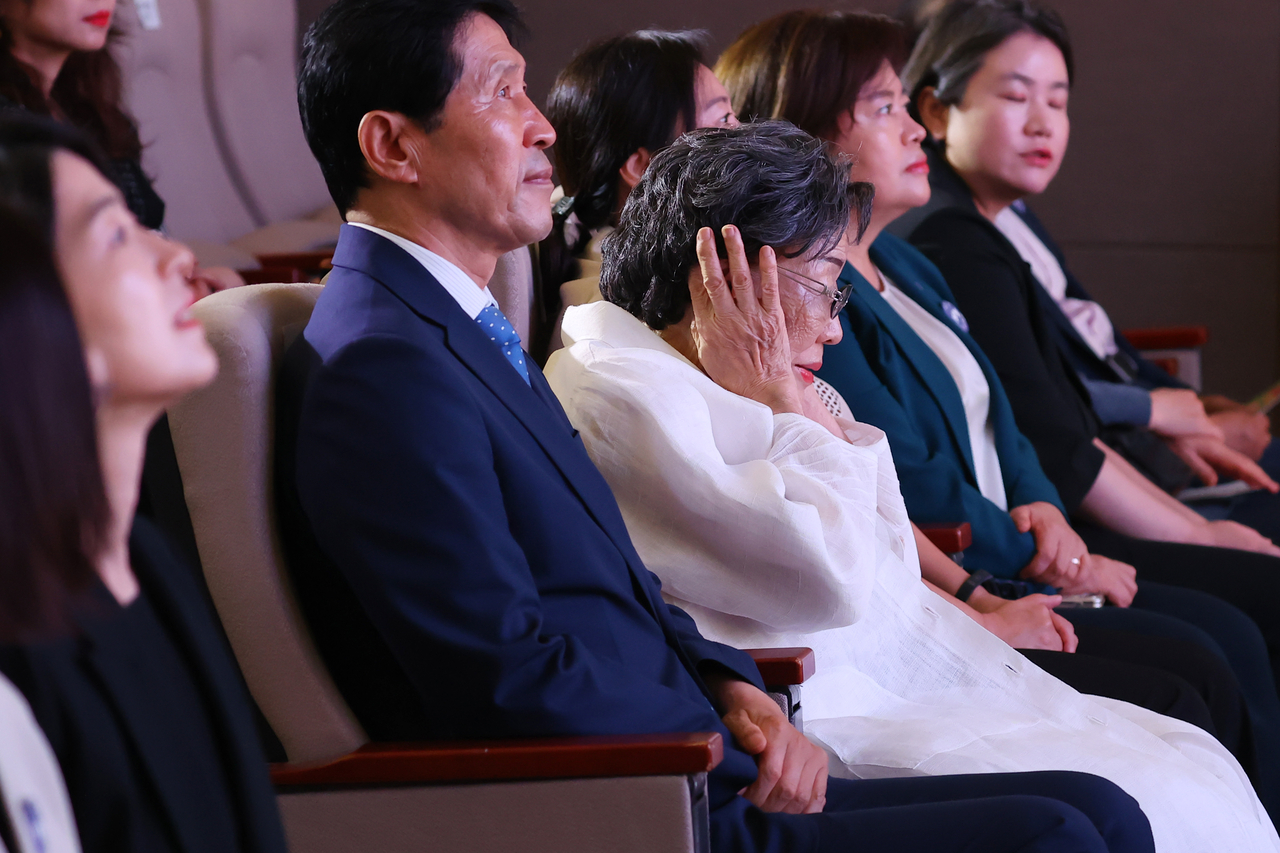 Lee Yong-soo (in white), a 97-year-old victim of Japan's wartime sexual slavery, attends a ceremony to mark International Memorial Day for Comfort Women held in Seoul on Thursday. In 2018, South Korea established the memorial day to remember the victims of sex crimes committed by Japan during World War II. The event came one day ahead of the 80th anniversary of Korea's liberation from Japan's colonial rule. (Yonhap)