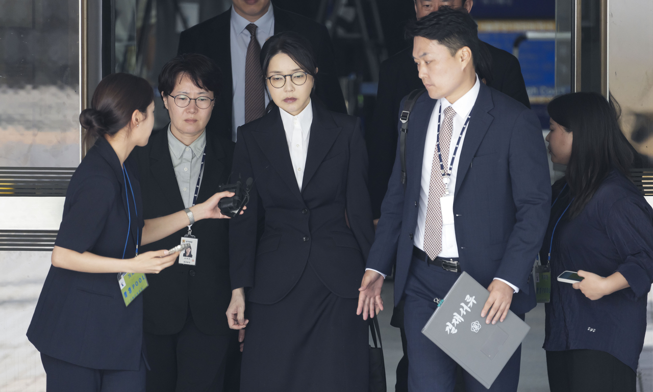 Former first lady Kim Keon Hee(center) leaves Seoul Central District Court after a four-hour hearing on her potential arrest on corruption charges Tuesday. (Yonhap)