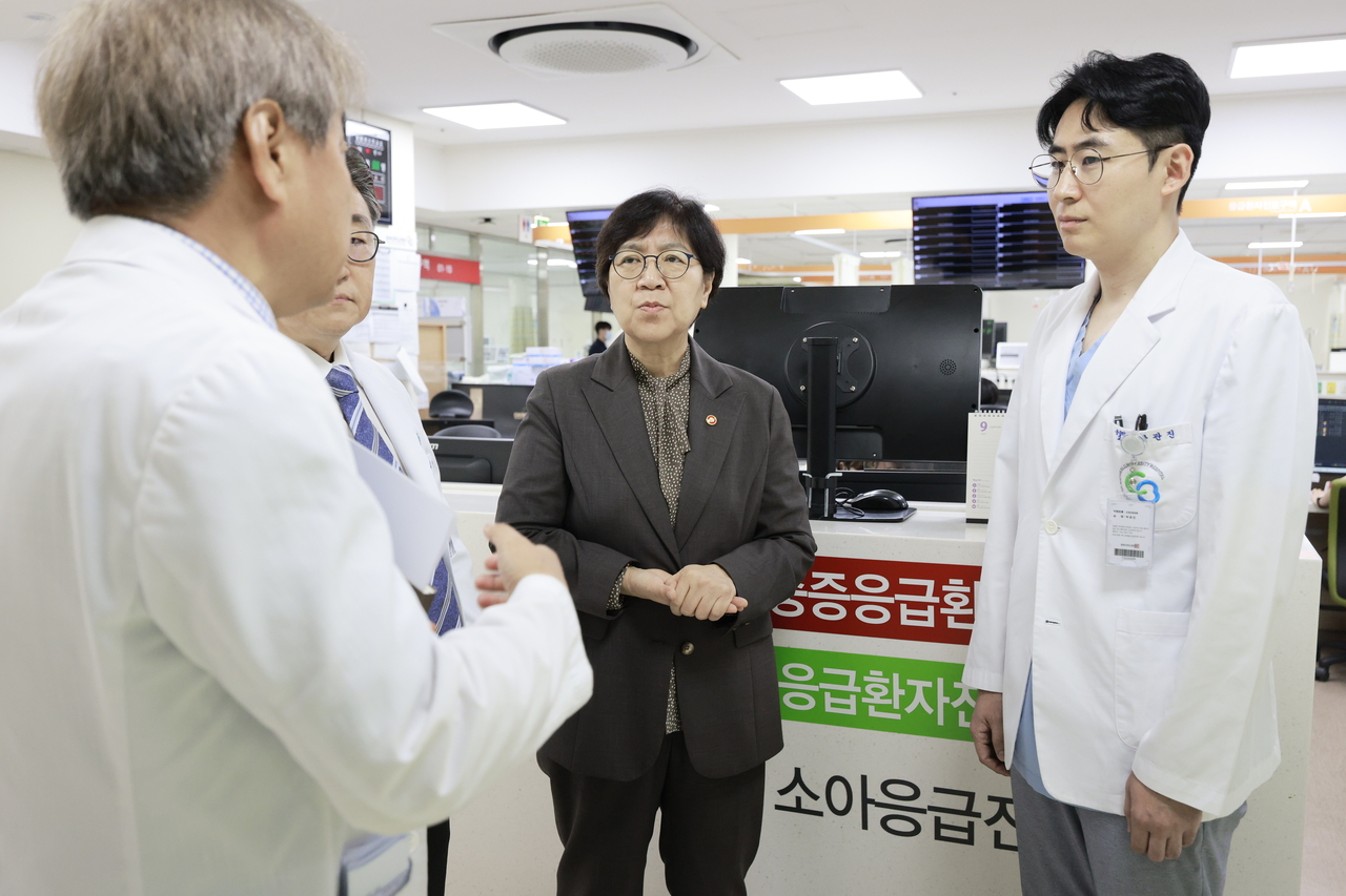 정은경 보건복지부 장관이 14일 충북대병원 권역응급의료센터를 찾아 의료진의 설명을 듣고 있다.[보건복지부 제공]