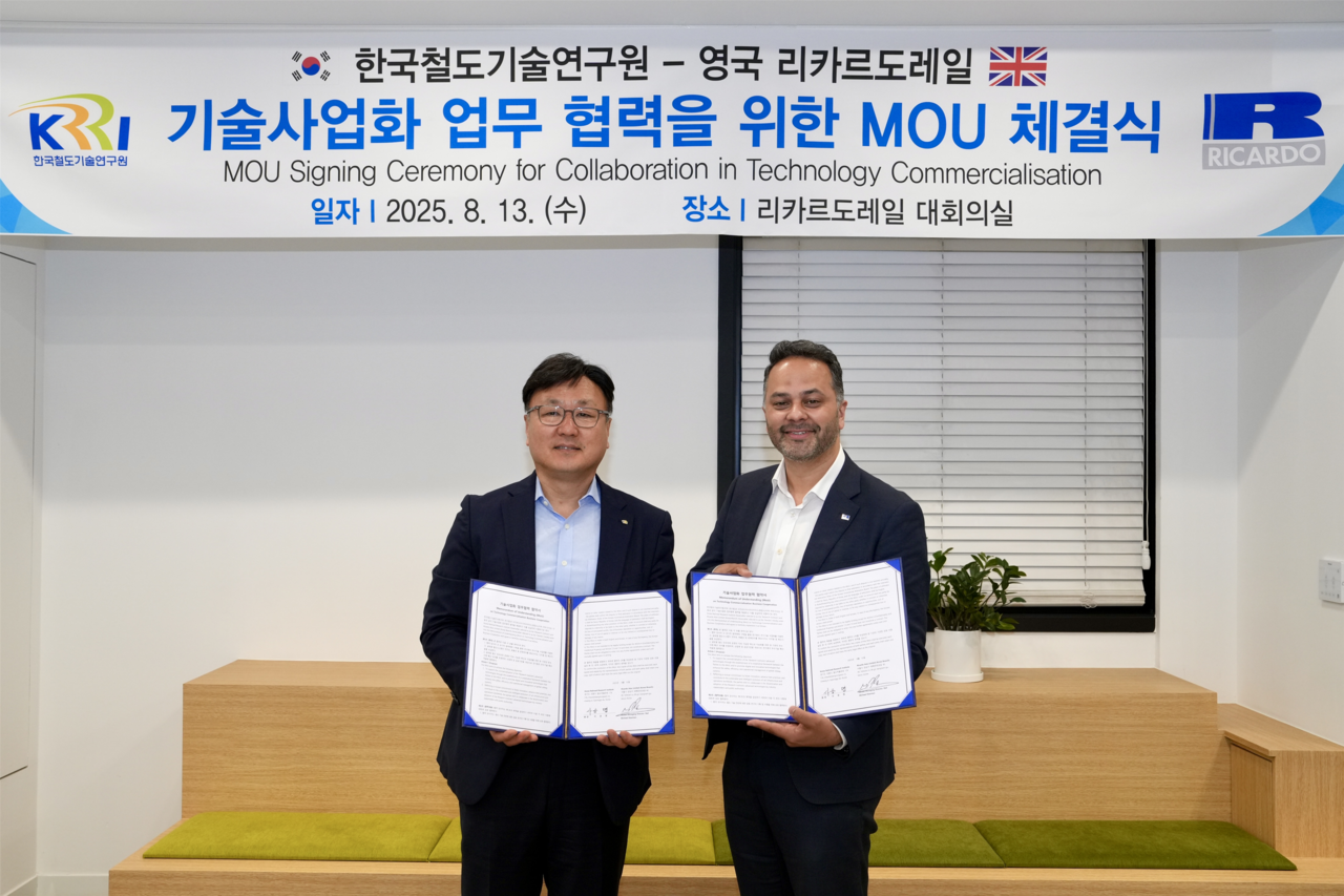 사공명(왼쪽) 한국철도기술연구원장과 마이클 뉴먼 리카르도레일 글로벌 총괄대표가 업무협약을 체결하고 있다.[한국철도기술연구원 제공]