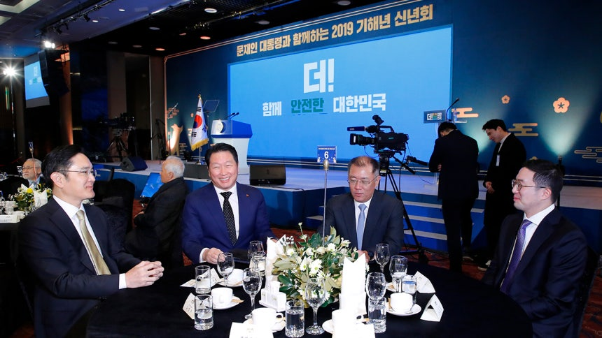 From left: Samsung Electronics Chairman Lee Jae-yong, SK Group Chairman Chey Tae-won, Hyundai Motor Group Executive Chair Chung Euisun and LG Group Chairman Koo Kwang-mo chat during a New Year's gathering at the Korea Federation of SMEs in Seoul on Jan. 2, 2019. (Yonhap)