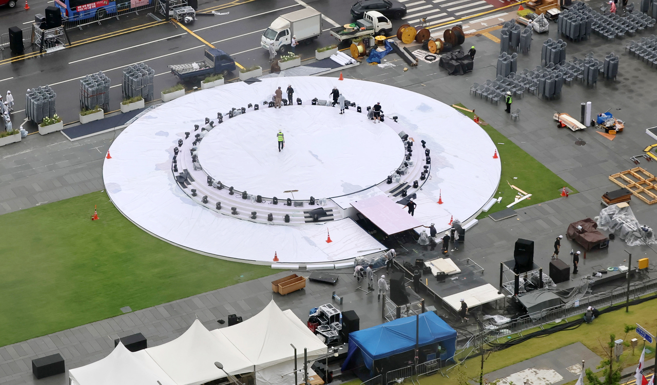 Officials on Wednesday prepare for Liberation Day ceremonies slated for Friday in Seoul's Gwanghwamun Square, which includes the inauguration of President Lee Jae Myung. (Yonhap)