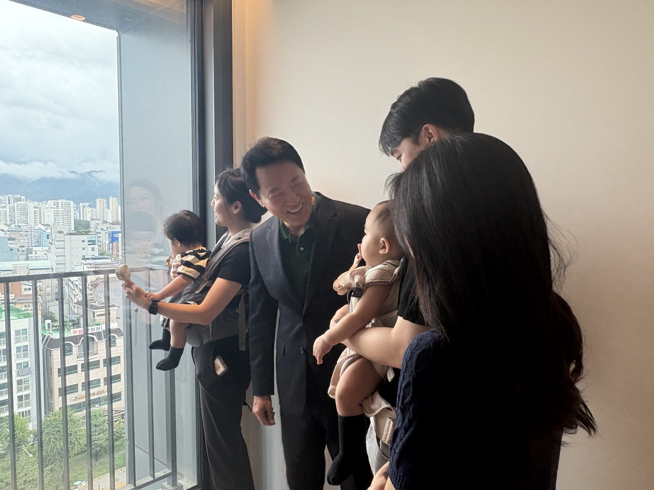 오세훈 서울시장이 13일 송파구 문정동 ‘르피에드’ 오피스텔 토토사이트 케이벳 현장을 신혼부부와 둘러보고 있는 모습. 정주원 기자