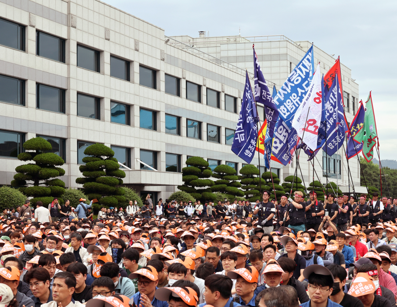 지난해 울산 북구 카림토토자동차 울산공장 본관 앞에서 중앙쟁의대책위원회 출범식이 열리고 있다. [연합]