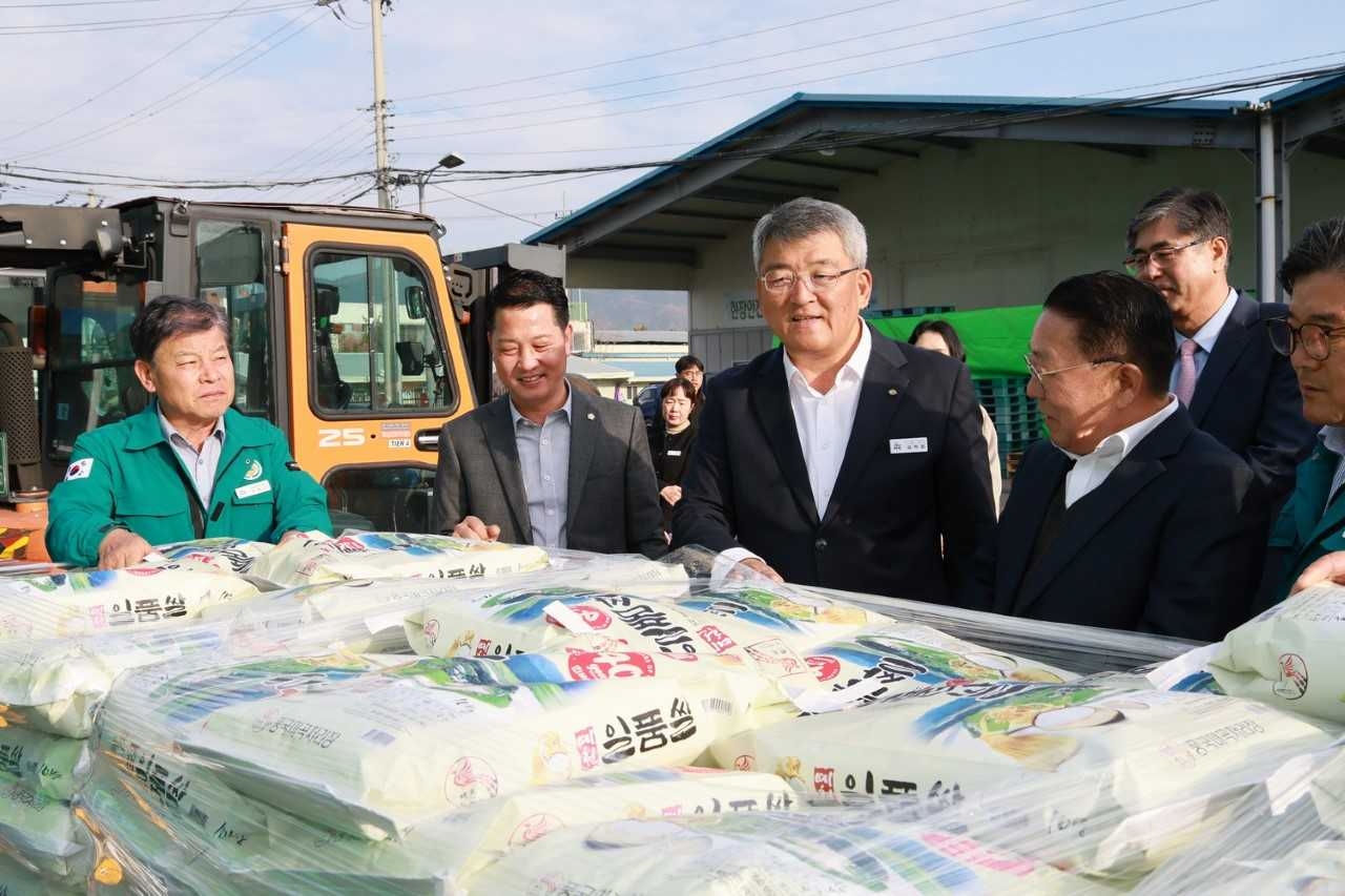 예천군이 부자 농촌 만들기에 총력을 가울이고 있다. 사진은 김학동 군수가 예천쌀 수매현장을 방문해 관계자들을 격려하고 있다[예천군 제공]