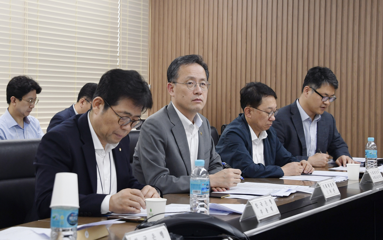 이형일 기획재정부 차관이 14일 오후 서울 중구 은행회관에서 열린 ‘외환건전성협의회 겸 MSCI 전담반 회의’를 주재, 모두발언을 하고 있다. [기획재정부 제공]