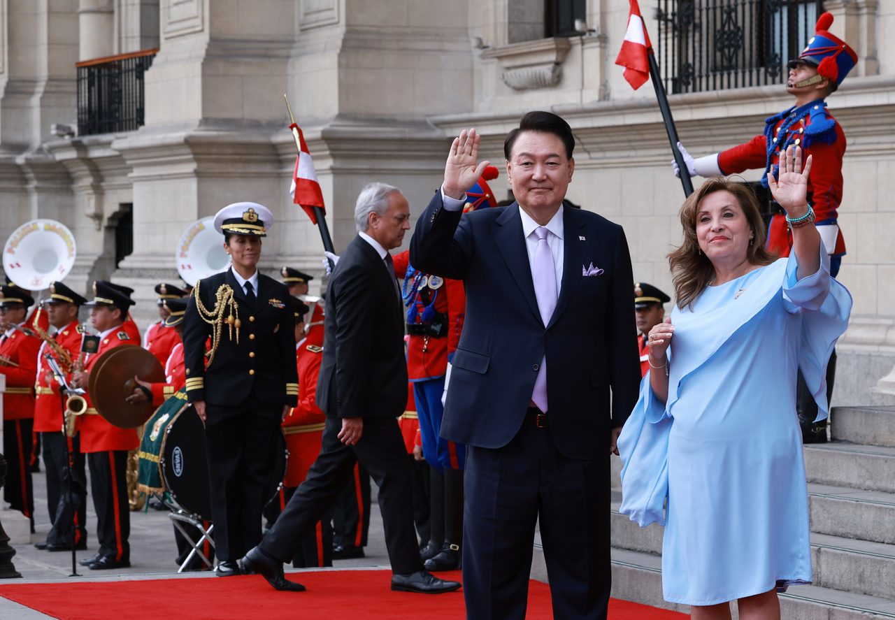 지난해 11월 16일 윤석열 전 무료 토토사이트이 아시아태평양경제협력체(APEC) 정상회의 참석차 페루를 공식 방문해 디나 볼루아르테 페루 무료 토토사이트과 만나 인사하는 모습.[연합]