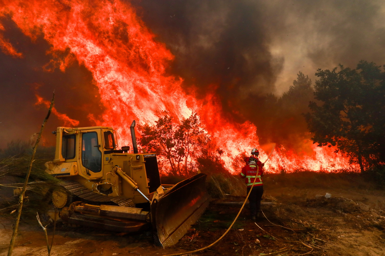 Firefighters battle the flames in Guarda, Portugal, Wednesday. (EPA-Yonhap)