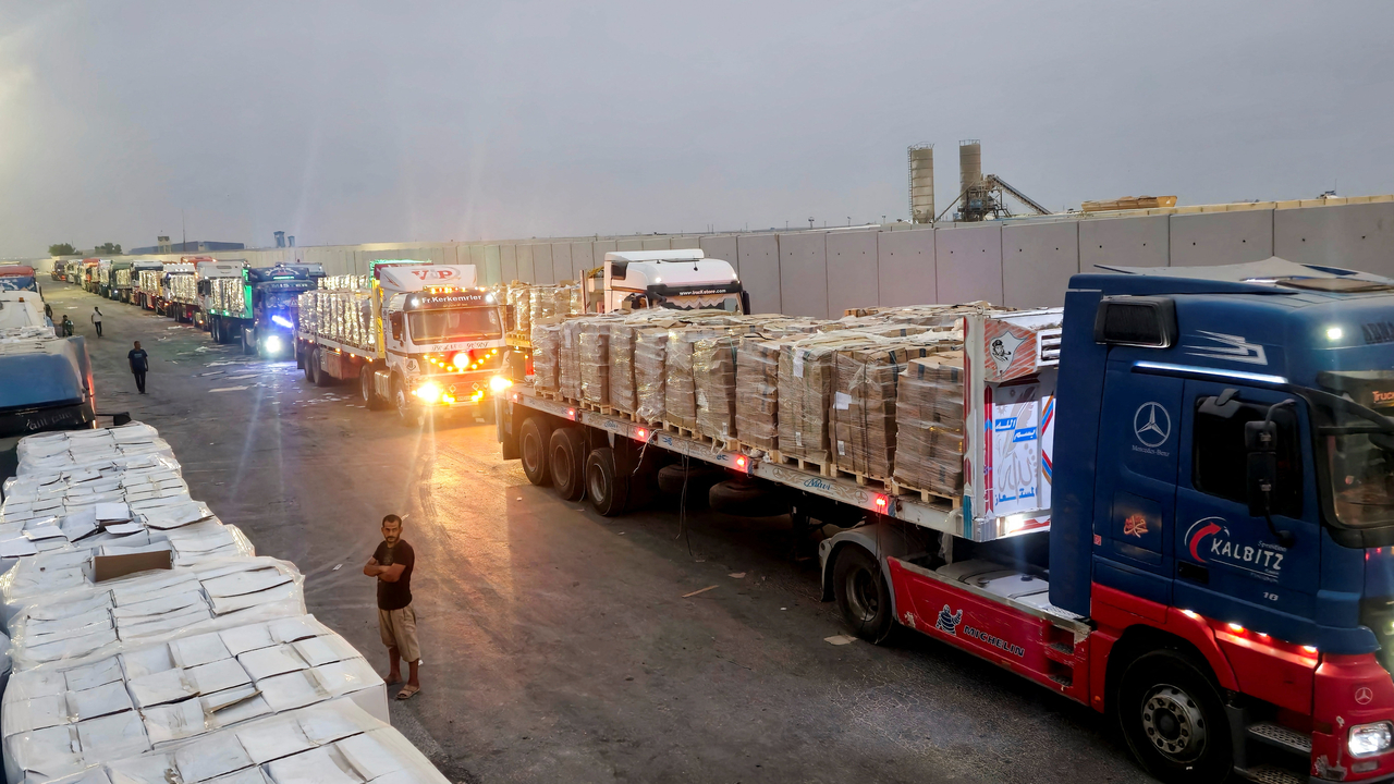 Trucks carrying humanitarian aid line up near the Rafah border crossing between Egypt and the Gaza Strip, Wednesday. (Reuters-Yonhap)
