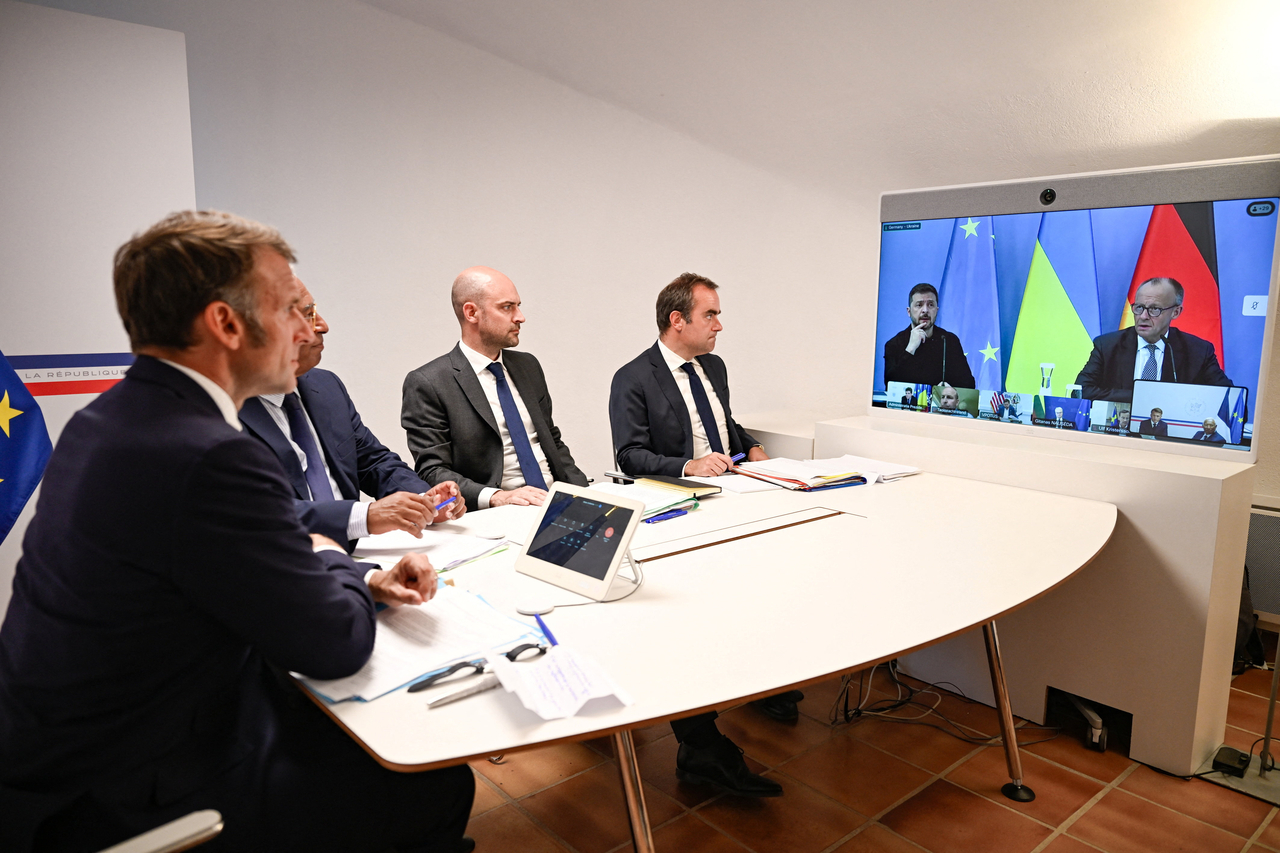 French President Emmanuel Macron (left) and other high-ranking officials attend a video conference with Ukraine's President Volodymyr Zelensky and German Chancellor Friedrich Merz at Fort de Bregancon in Bormes-les-Mimosas, France, Wednesday. (Reuters-Yonhap)