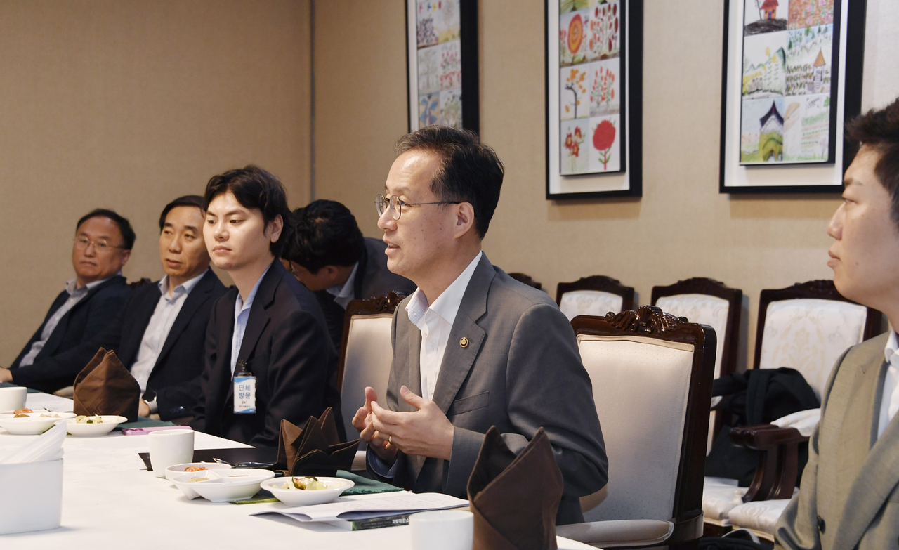 이형일 기획재정부 차관이 14일 서울 종로구 정부서울청사에서 열린 ‘한국형 탄소크레딧 오찬 간담회’를 주재하고 있다. [연합]