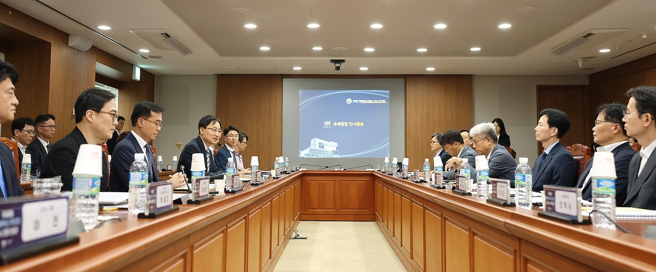 14일 서울지방국세청 회의실에서 ‘미래혁신 추진단’ 첫 번째(Kick-off) 전체회의가 열리고 있다. [국세청 제공]