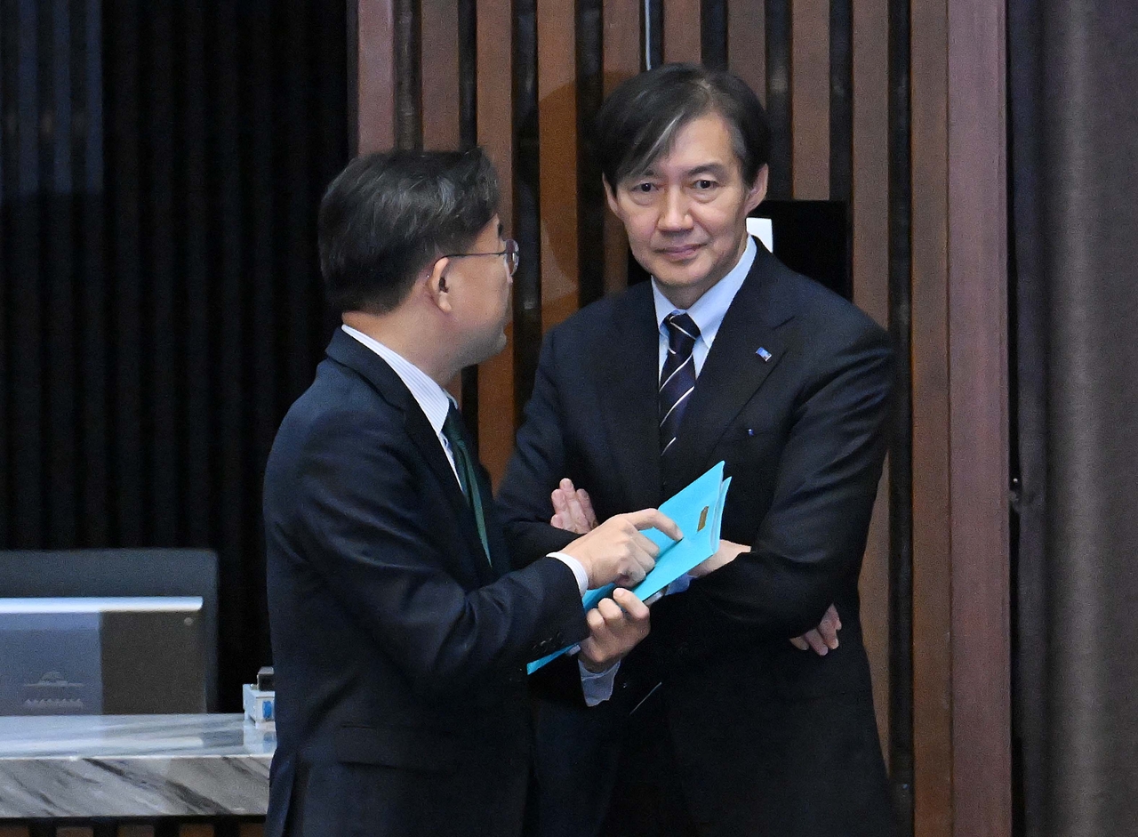 Cho Kuk (right), a then leader of the Rebuilding Korea Party, is seen during a plenary session of the National Assembly held on Dec. 2. (Lee Sang-sub/The Korea Herald)