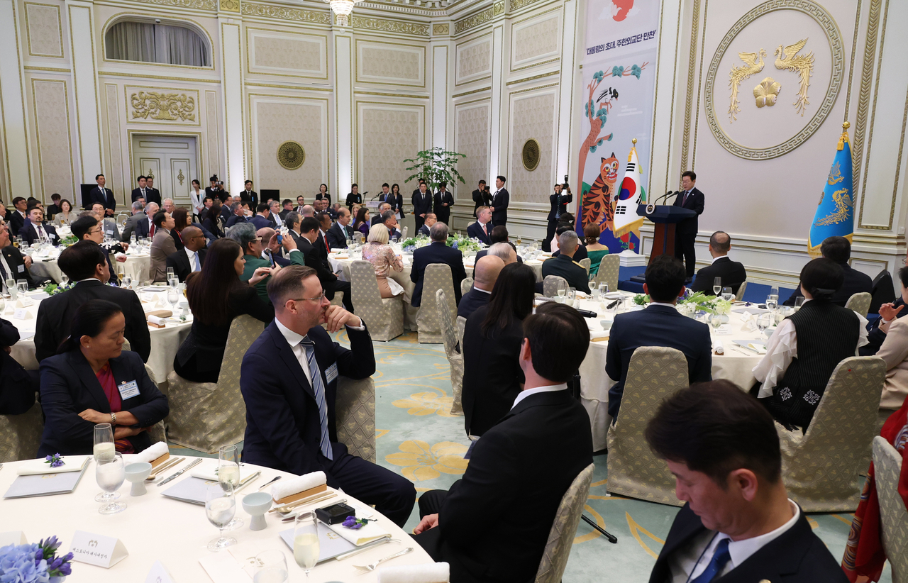 Ambassadors and diplomats to South Korea as well as representatives of international agencies based in Seoul listen welcoming remarks delivered by President Lee Jae Myung at the "Dinner with the President for the Diplomatic Corps" event at Cheong Wa Dae in Jongno-gu, central Seoul, Friday. (Yonhap)