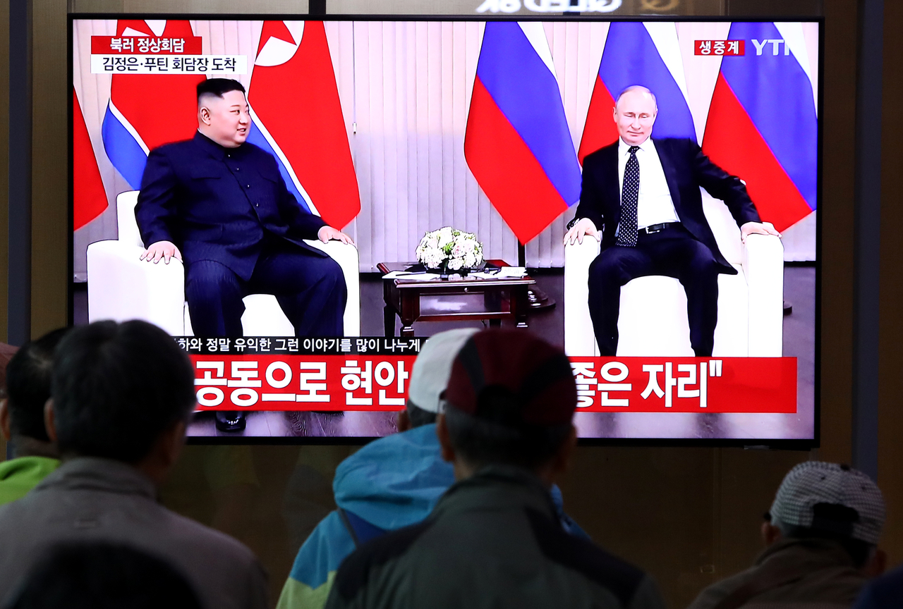 South Koreans watch a television broadcast reporting the North Korean Leader Kim Jong-un meeting with Russian President Vladimir Putin, at the Seoul railway station on April 25, 2019, in Seoul. (Getty Images)