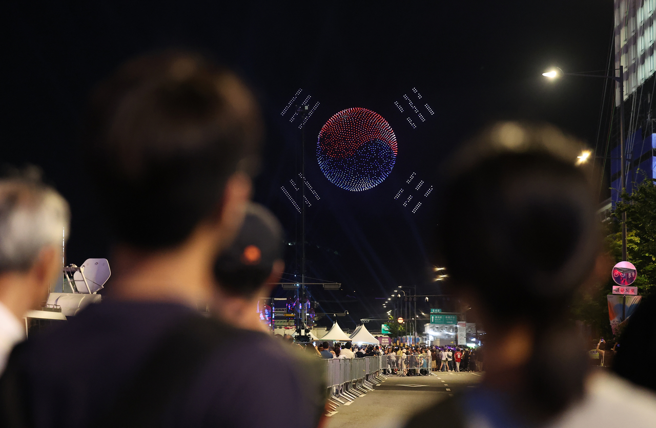 Drones draw out the Taegeukgi, South Korea’s national flag, in the sky above Gwanghwamun Square in Jongno-gu, central Seoul, during President Lee Jae Myung’s inauguration ceremony, Friday. (Yonhap)