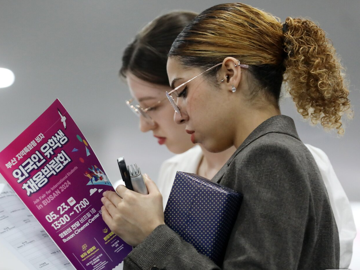 International students review employment listings at the 2024 Job Fair for International Students in Busan, in May last year at the Busan Cinema Center in Haeundae. (Busan Metropolitan City)